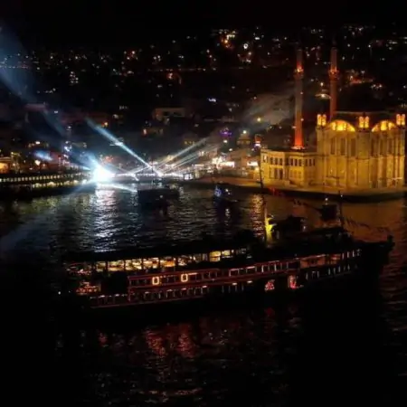 İstanbul'da Akşam Yemeği ve Boğaz Gece Turu(Alkollü)